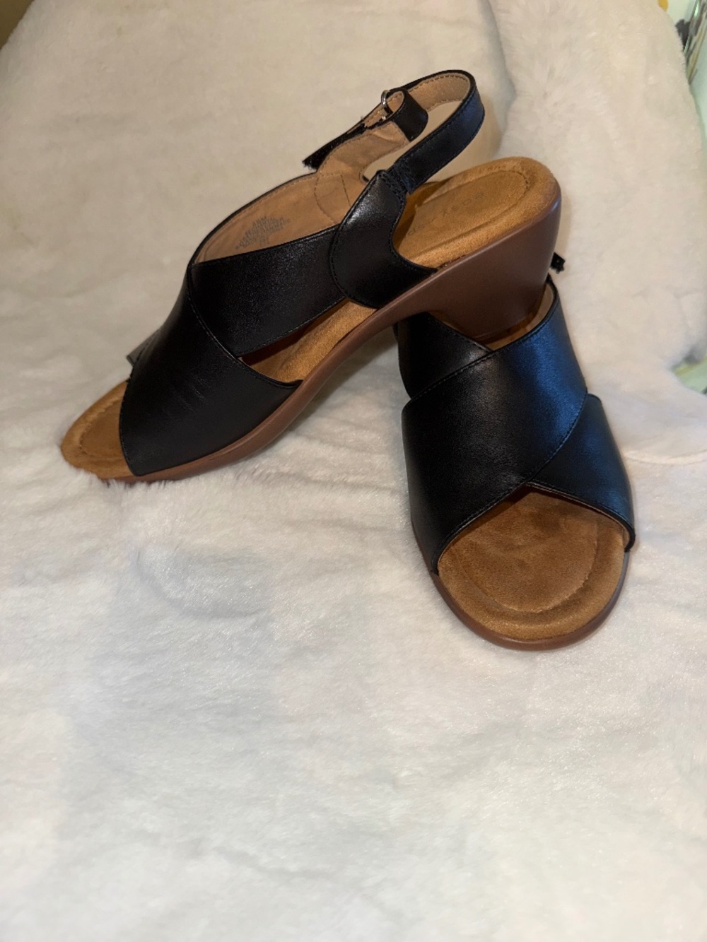 NWT Easy Spirit Black Cross Strap Block Heel Sandals